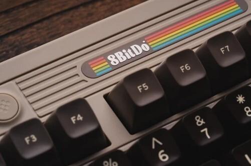 Produktbild 8bitdo Mechanical Keyboard - C64 Ed. ISO (UK) (Eng. Int.)