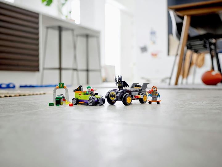 Produktbild LEGO Batmanvs. Joker: Verfolgungsjagd im Batmobil (76180, LEGO DC)