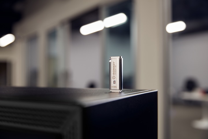 Produktbild Kingston IronKey Locker+ 50 (32 GB, USB-A, USB 3.2)