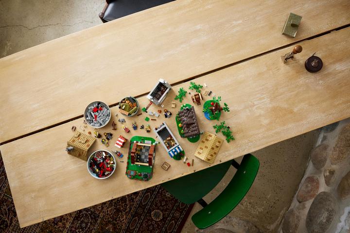 Produktbild LEGO Mittelalterlicher Stadtplatz (10332, LEGO Icons, LEGO Seltene Sets)