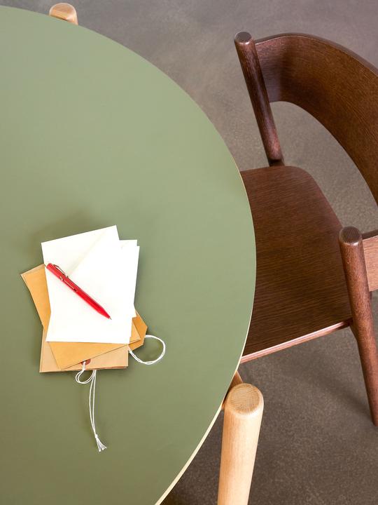 Image du produit Hübsch Oblique Esstisch Runde Olive