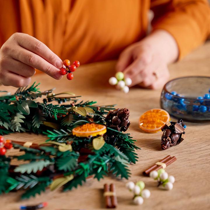 Actual product image LEGO Christmas wreath (10340, LEGO Icons)