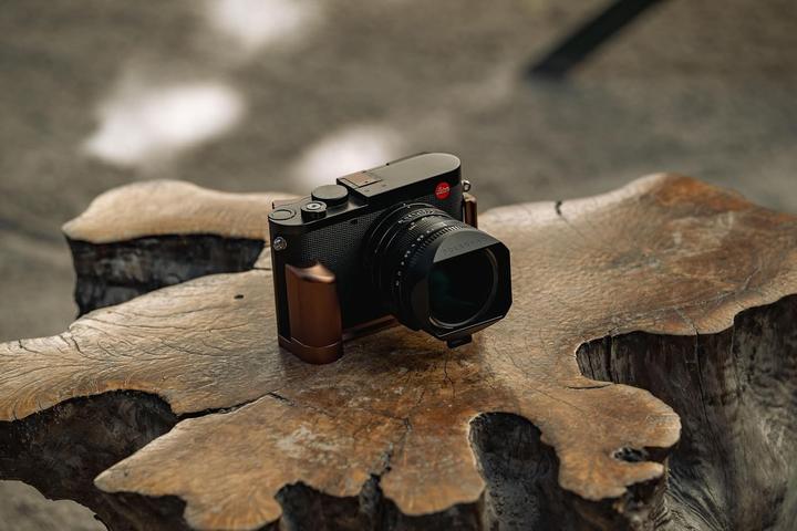 Actual product image PolarPro BaseGrip - Leica Q3 - Bronze (LQ3-BASE-BRNZ) (Handgrip)