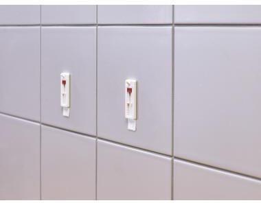 Produktbild tesa Klebenagel für Fliesen & Metall, 2kg Halteleistung, spurlos ablösbar & wiederverwendbar