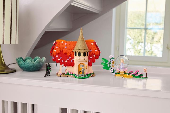 Actual product image LEGO Glinda & Elphaba Visit Munchkinland (75690)