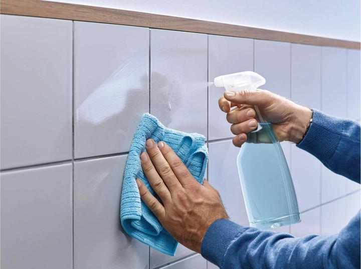 Produktbild tesa Klebenagel für Fliesen & Metall, 2kg Halteleistung, spurlos ablösbar & wiederverwendbar