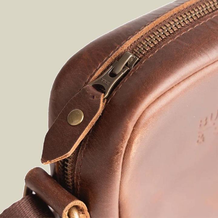 Actual product image Buckle & Seam Leder Crossbody Bag Runner Braun/Dots