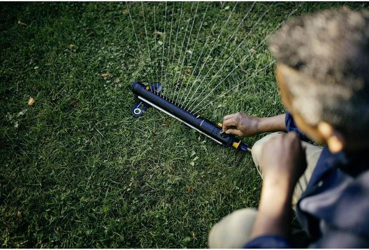 Produktbild No Name Fiskars Zraszacz Wahadłowy M X-Series (Schlauchregner)