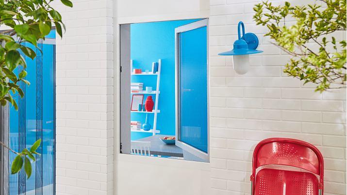 Produktbild tesa Insektenschutz COMFORT für Fenster, mit Klettband, selbstklebend, ohne Bohren (130 x 130 cm)