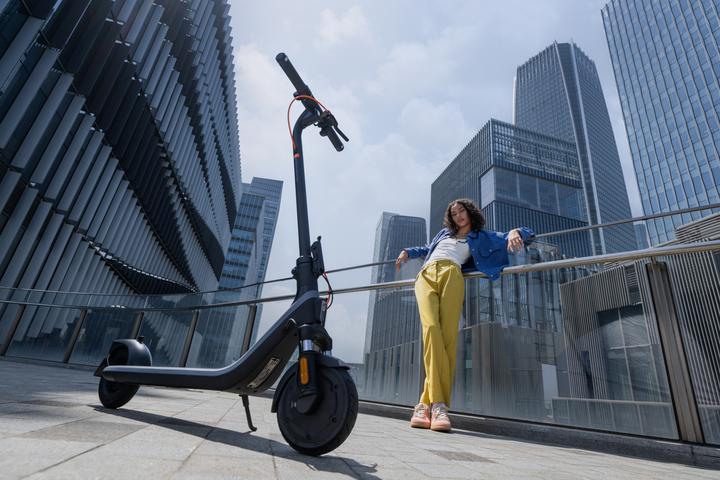 Produktbild Segway-Ninebot E2 plus II (25 km/h, 25 km, 500 W)