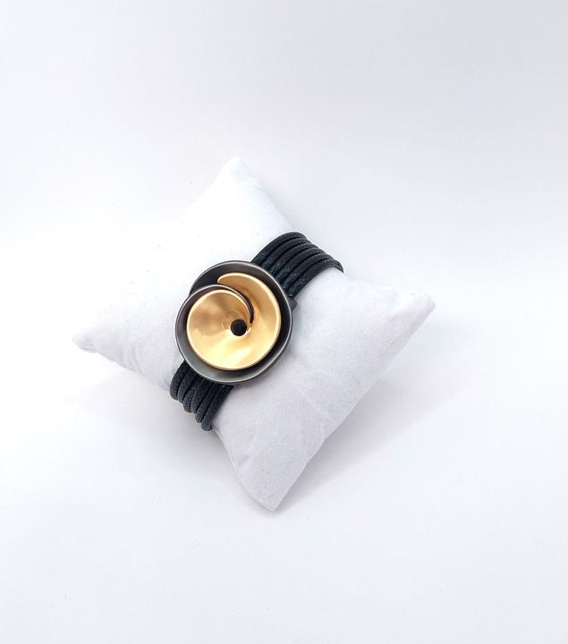 Produktbild Signé Signè Armband Schwarz mit Magnetverschluss & vergoldete Blume No.4 (Messing, Metall, Cadmiumfrei, Leder, Nickelfrei, Bleifrei)