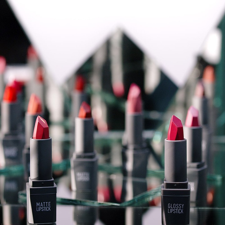 Produktbild Alix Avien Glossy Lipstick Stunning Red 321 (STUNNING RED)