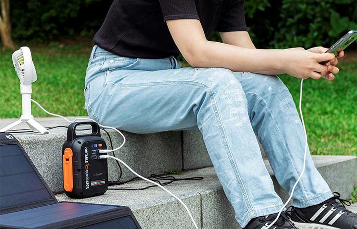 Produktbild Revolt Kurbel-Dynamo-Powerstation (22,5 Ah) mit 28-Watt-Solarpanel (0.82 kg)