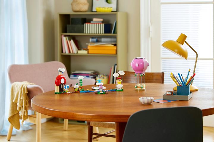 Actual product image LEGO Super Mario Peach on a Balloon Ride (71419, LEGO Super Mario)