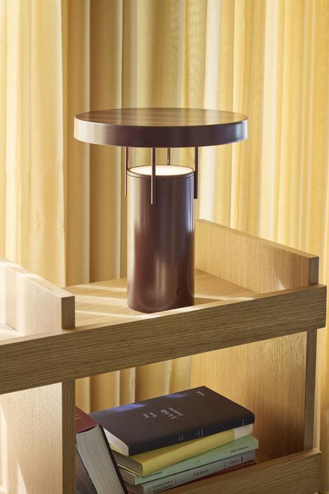 Image du produit Hübsch BringMe Tragbare Lampe Metallic Bordeaux