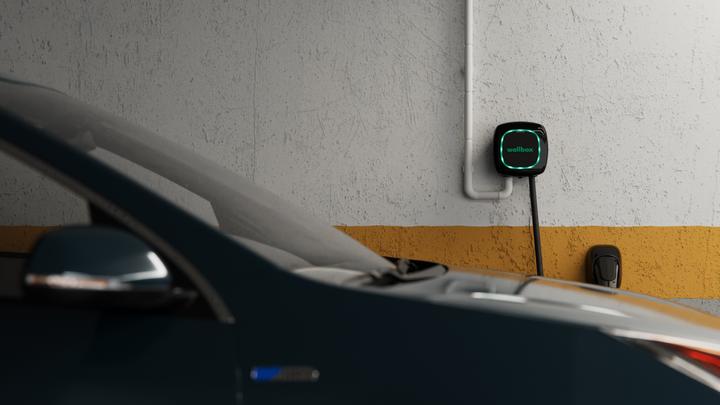 Actual product image Wallbox Pulsar Plus 7,4 kW - EV Laadstation Zwart type 1, vaste laadkabel (Type 1, 7.40 kW, 32 A)