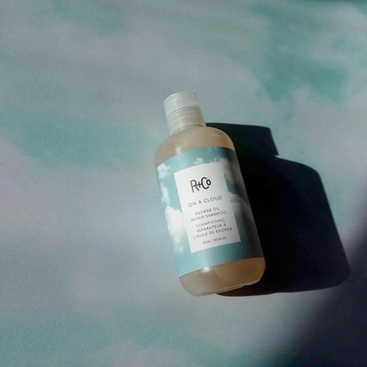 Image du produit R+Co On A Cloud Shampooing réparateur à l'huile de baobab 251ml (260 ml, Shampoing liquide)
