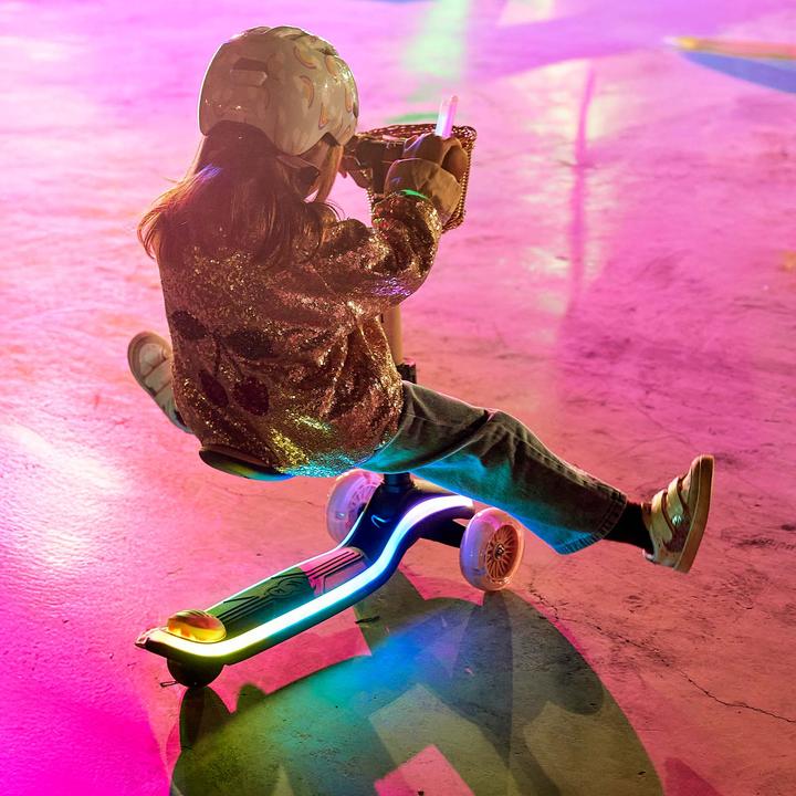 Produktbild KinderKraft Three-wheeled LED scooter blue