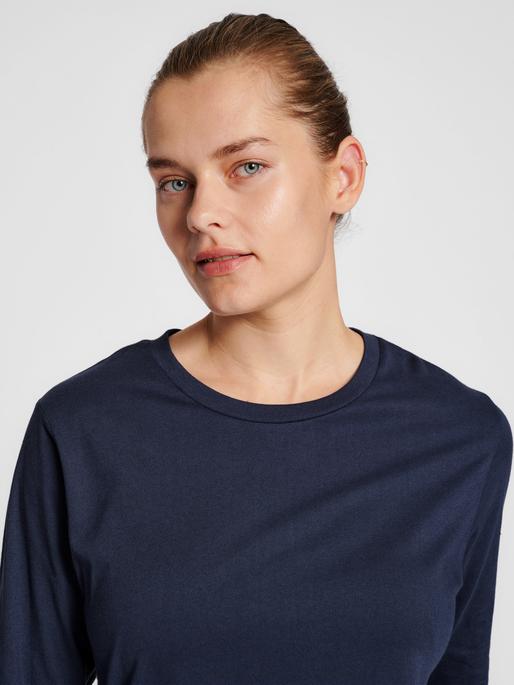 Actual product image hummel Red Basic T-Shirt L/S Woman (XS)