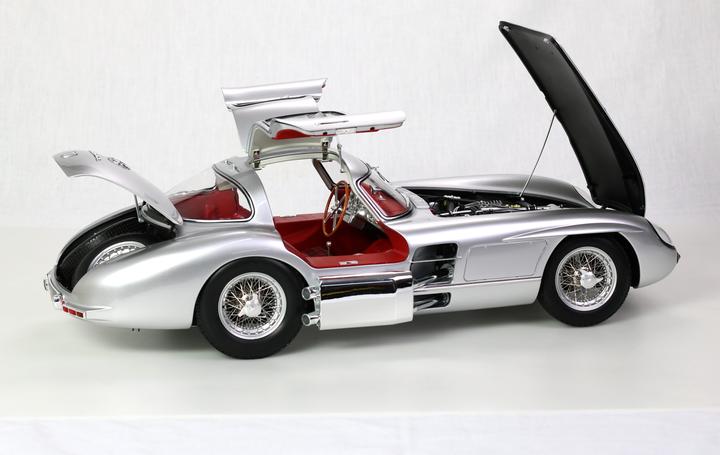 Actual product image Legrand MB 300 SLR Uhlenhaut Coupé kit 1:8 red version