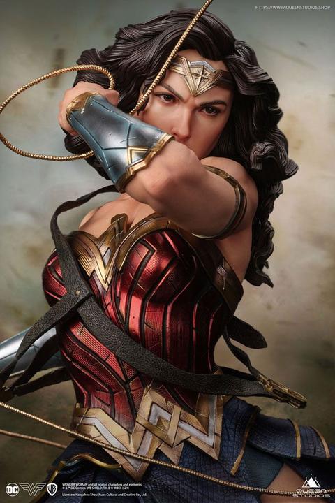 Actual product image Queen Studios Wonder Woman Comic Statuette 1/4 Wonder Woman Early Bird Version 47 cm