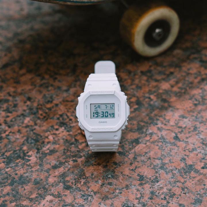 Produktbild Casio DW-5600WW-7ER (Chronograph, Digitaluhr, 48.90 mm)