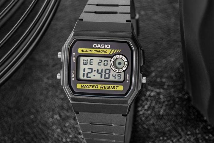 Actual product image Casio DW-5040RX-7ER (Digital watch, 32 mm)