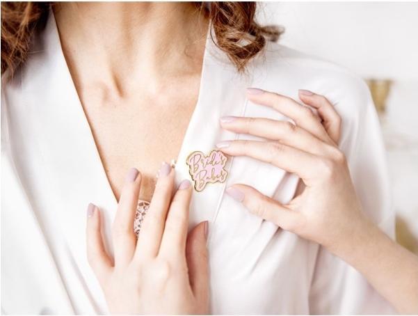 Actual product image Partydeco Enamel pin Bride's Babes, 3.5x3cm (1 pkt / 1 pc.) (1 Piece)