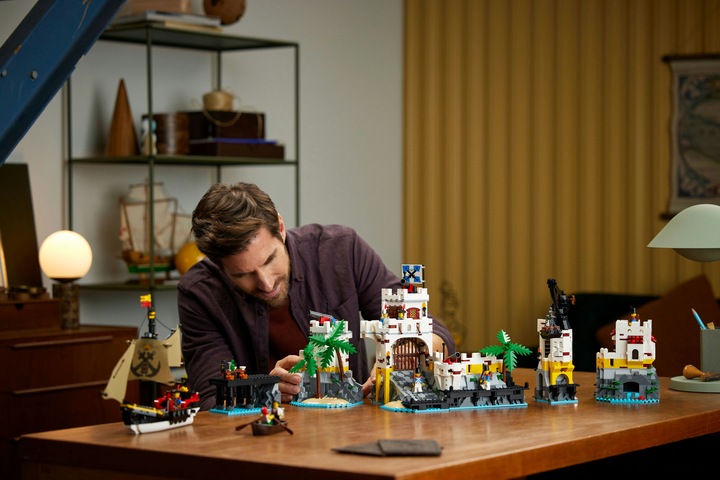 Actual product image LEGO Eldorado Fortress 10320 (10320, LEGO Icons, LEGO Rare Sets)