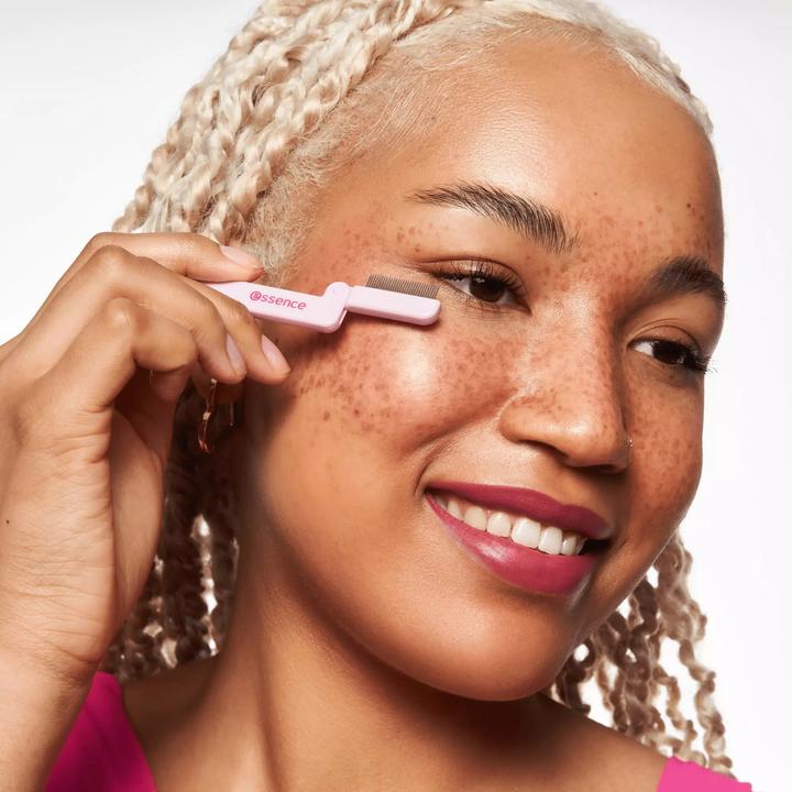 Image du produit essence Applicateur Eyelash Comb (#FD856A Coral Crush)