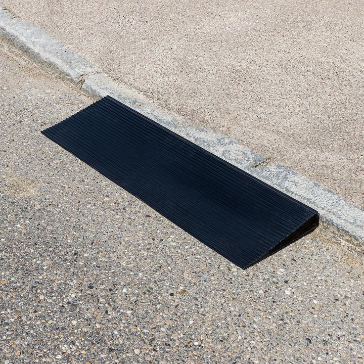 Produktbild Dema Gummi Vollgummi Bordsteinrampe Schwellenrampe Auffahrrampe Rampe 900x200x30 mm