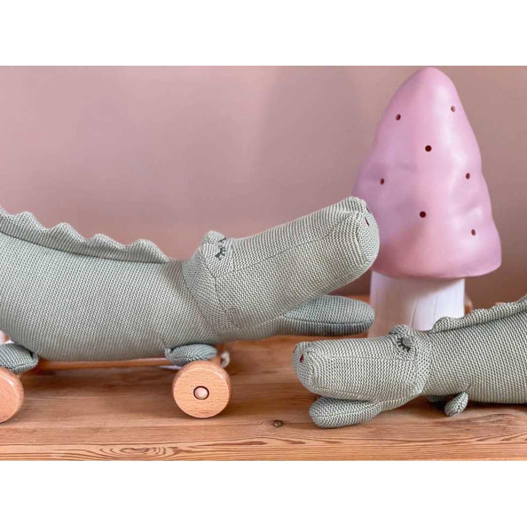 Thumbnail - Robert Kuhn Plüsch Krokodil auf Rädern