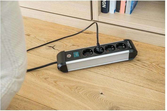 Productafbeelding Brennenstuhl 1391030400 Meervoudige wandcontactdoos met schakelaar zilver-zwart beschermcontact 1 st ( 139103040 (4x, CEE 7/3, 1.80 m)