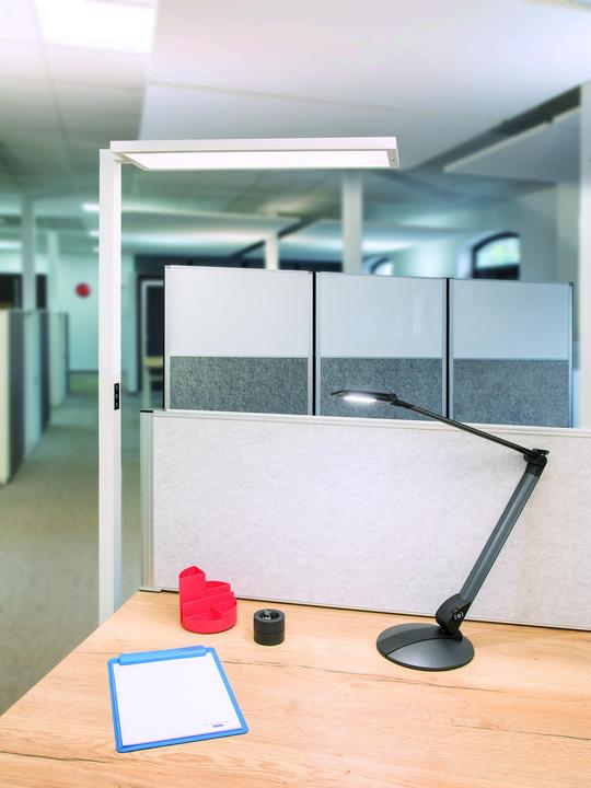 Produktbild Maul LED-Standleuchte MAULsenja, dimmb., Bewegungs-/Lichtsensor - weiss (15150 lm)