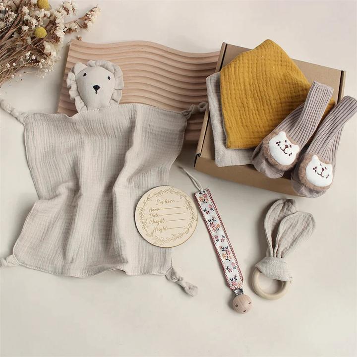 Produktbild Activity Board Baby Baumwolle Tröster Decke Lätzchen Socken Stirnband 6Pcs Set Geschenke Box hölzerne Rassel
