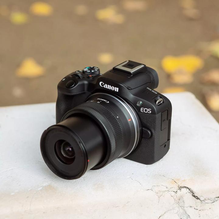 Image du produit Canon EOS R50 Black + RF-S 18-45mm + RF 75-300mm (18 - 150 mm, 24.20 Mpx, APS-C / DX)