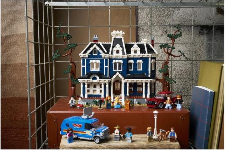 Actual product image LEGO Stranger Things: The Creel House (11370, LEGO Icons)