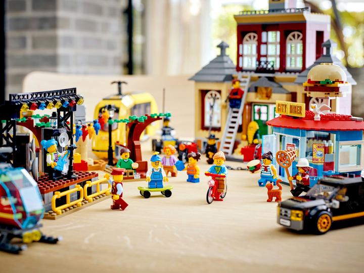 Actual product image LEGO City square (60271, LEGO City)