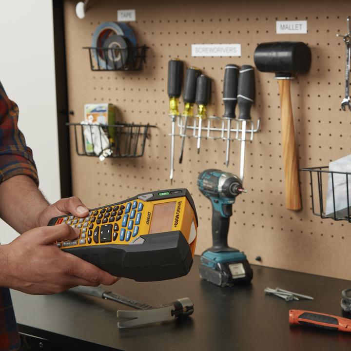 Produktbild Dymo Rhino 6000+ im stabilen Hartschalenkoffer ABC UK