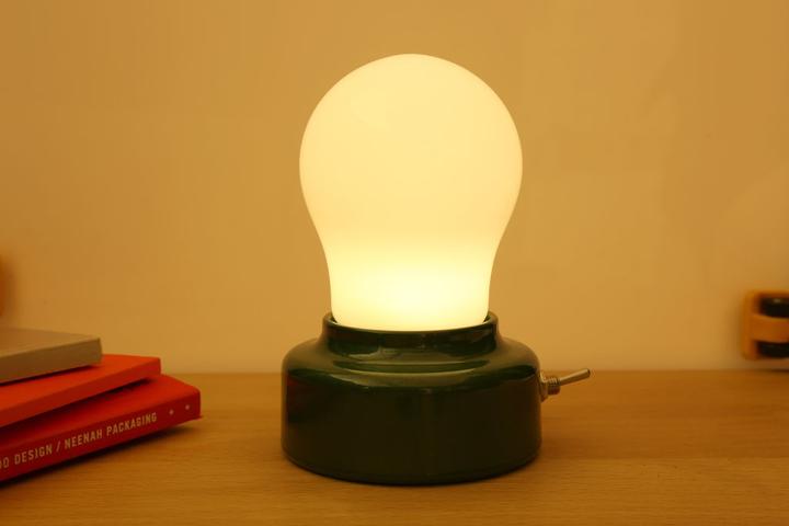 Actual product image Kikkerland Bulb Light