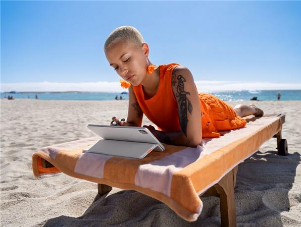 Produktbild Logitech Flip Folio Pale Grey (Schweiz, Apple iPad Air 11 2024, Apple iPad Air 11 2025, Apple iPad Air 2022, Apple iPad Pro 11 2024)