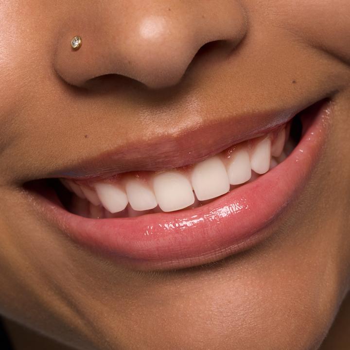 Produktbild essence Juicy Bomb Glossy Butter Balm Lip Balm No. 06 Transparent (Lippenbalsam)