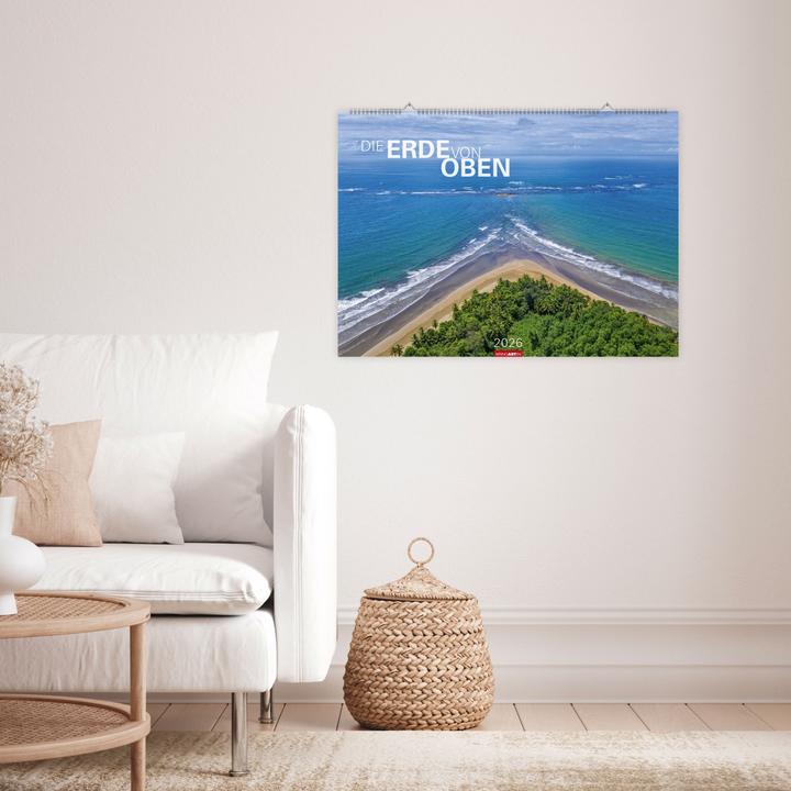 Image du produit Die Erde von oben Kalender 2026 (68 x 49 cm, Couverture rigide, Allemand, Anglais)