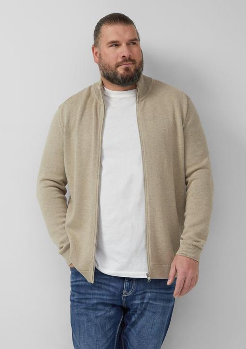 Produktbild s.Oliver Strickjacke Baumwoll-Strickjacke mit Stehkragen und Logo-Patch (5XL, XXL)
