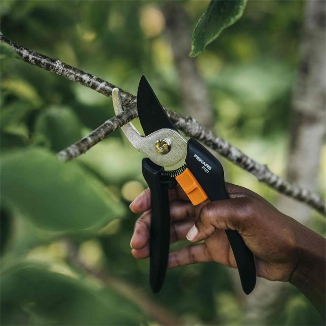 Actual product image Fiskars Solid bypass garden shears P121