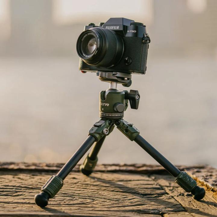 Produktbild Tilta BT03 Tabletop Ball Head, 1-Stage Carbon Fiber Tripod (Carbon, Metall)