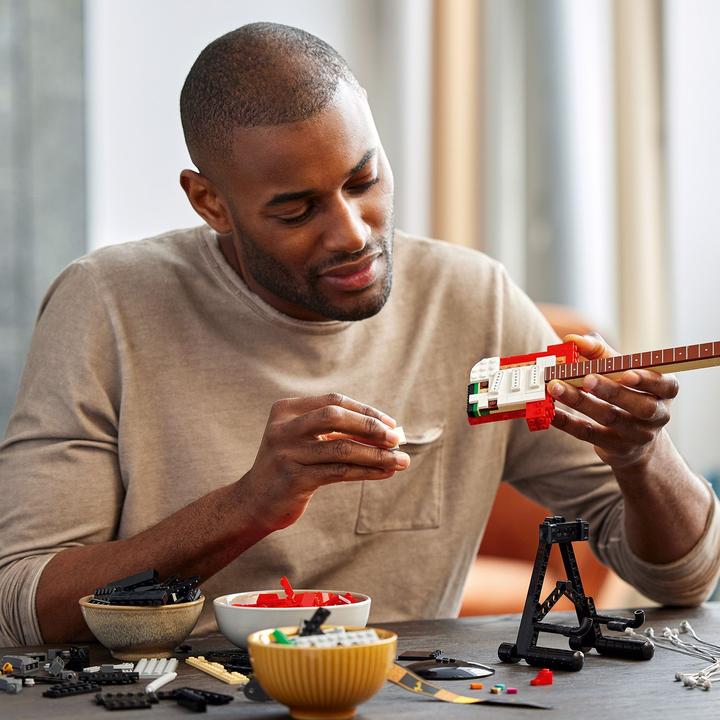 Image du produit LEGO Fender Stratocaster (21329, LEGO Ideas, LEGO difficiles à trouver)