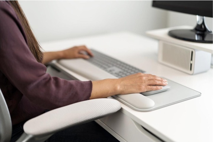 Actual product image Kensington K50437EU ErgoSoft mousepad with wrist rest for standard mousepilkas (M)