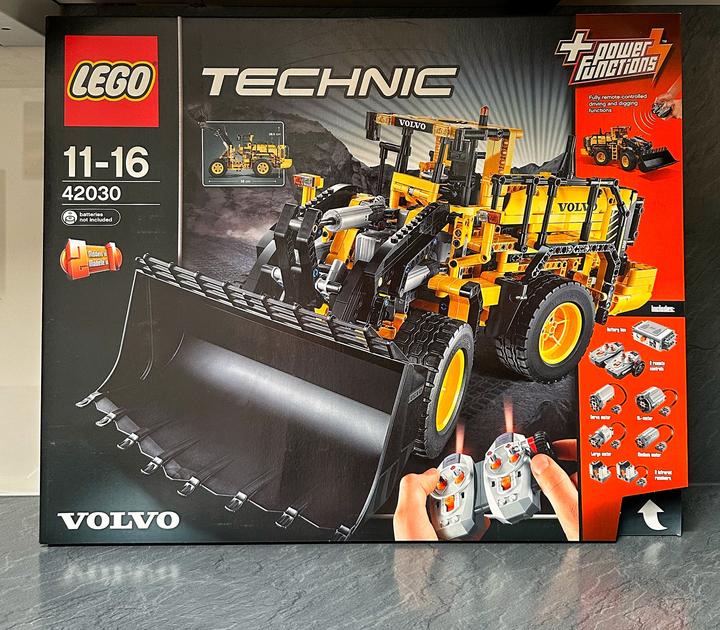 Actual product image LEGO Technic Remote-Controlled VOLVO L350F Wheel Loader (42030, LEGO Technic, LEGO Rare Sets)