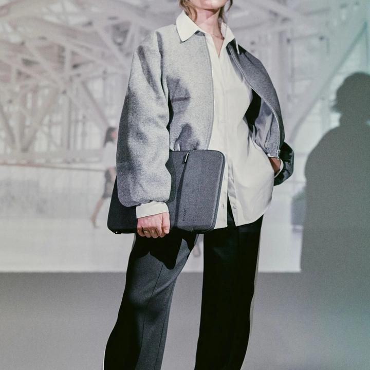 Produktbild Incase Crosstown Sleeve für 16-Zoll Laptop - Schwarz (16", Universal)